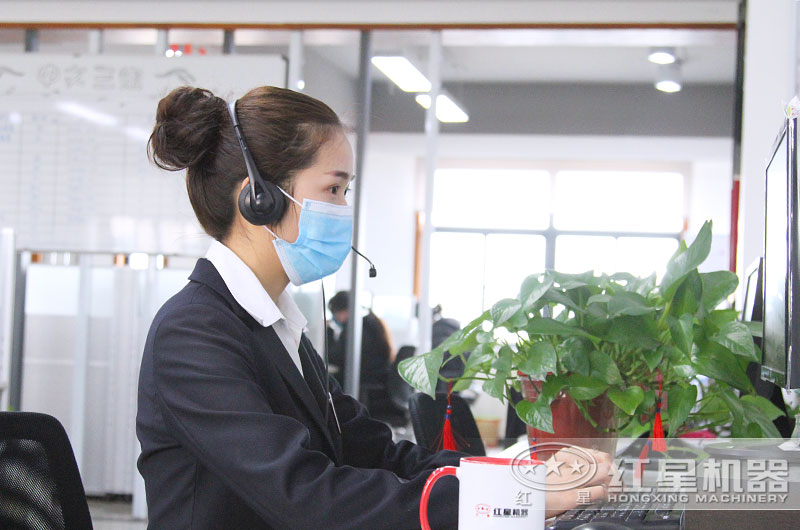 24小時客服全身心工作，用專注點亮了責任