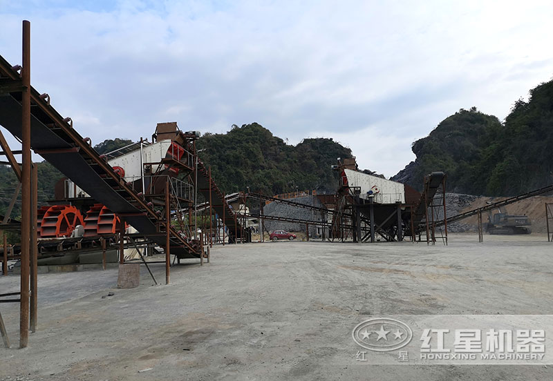 方案三配置現(xiàn)場：破碎機(jī)+制砂機(jī)+洗砂機(jī)，費(fèi)用80萬以上